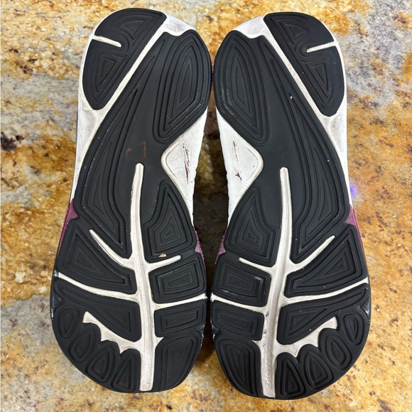 Altra Charcoal Sneakers with Burgundy Accents size 8.5 - Picture 9 of 9